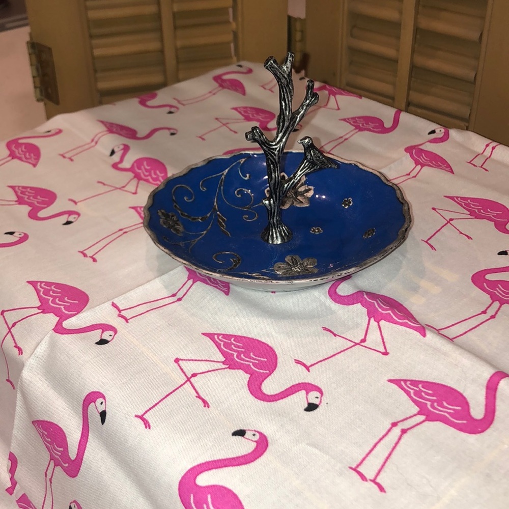 Vintage looking adorable ring holder